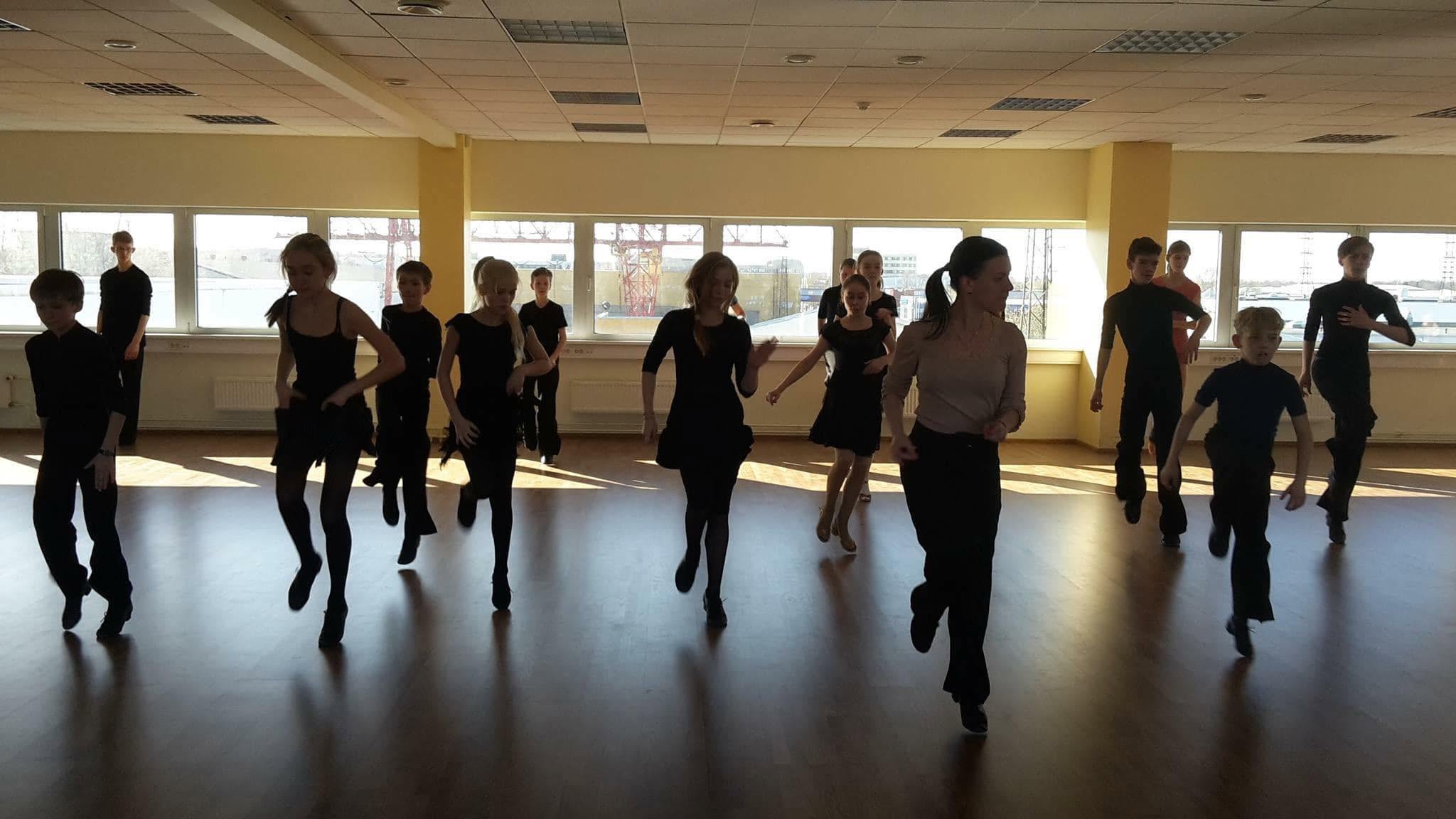 Maria Bõkova leading a class at Via Dance